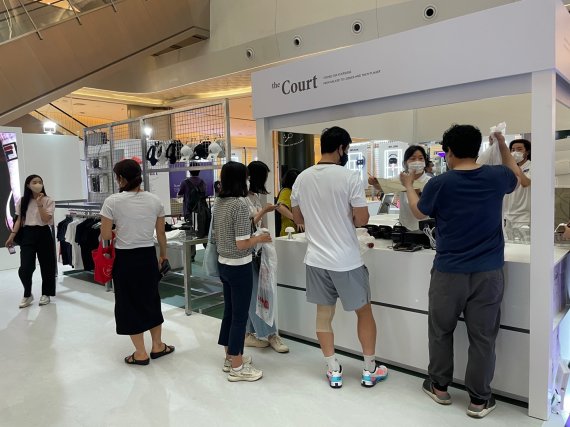 팝업 스토어가 오픈하자마자 라켓을 구매하기 위한 고객들이 계산대에 줄을 섰다. © 뉴스1 신민경 기자
