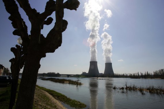 [루아르=AP/뉴시스]지난 2007년 3월27일(현지시간)자 사진으로, 프랑스 중부 루아르강 건너편에 원자력 발전소 모습이 보이고 있다. 2021.10.13.