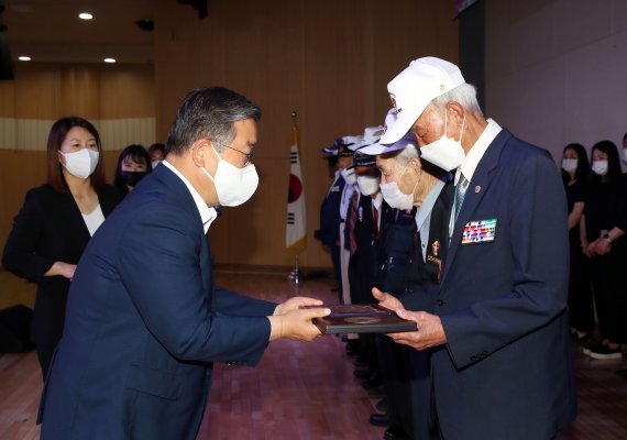박일호 밀양시장(왼쪽)이 6·25전쟁 참전유공자들에게 감사패를 전달하고 있다. (밀양시 제공) © 뉴스1
