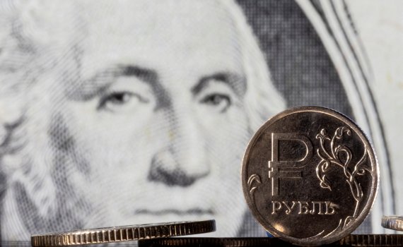 러시아 루블 동전과 미국 달러 지폐© 로이터=뉴스1