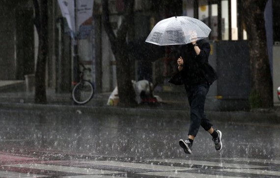 울산 남구 한 거리에서 우산을 쓴 시민이 뛰어가고 있다. © News1 DB 윤일지 기자