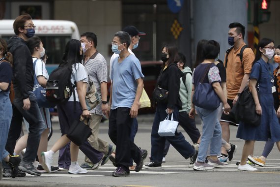 [타이베이=AP/뉴시스] 대만 수도 타이베이 시내에서 26일 코로나19 예방을 위해 마스크를 착용한 시민들이 횡단보도를 건너고 있다. 2022.04.27