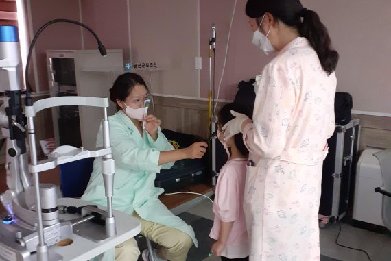 취학 전 어린이가 무료 눈 정밀검진을 받고 있다.(금산군 제공) © 뉴스1