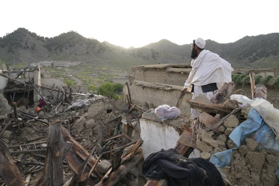[가얀=AP/뉴시스] 23일(현지시간) 아프가니스탄 팍티카주 가얀 마을에서 한 주민이 지진으로 파괴된 가옥을 살펴보고 있다. 2022.06.24.