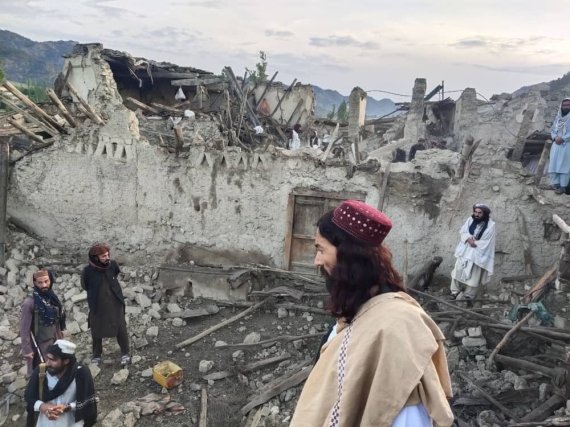 [팍티카=AP/뉴시스] 아프간 동부 지진으로 훼손된 건물. 2022.06.22.