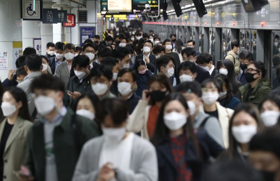 [서울=뉴시스] 서울 광화문역 승강장에서 시민들이 모두 마스크를 쓰고 이동하고 있습니다. (사진= 뉴시스 DB) photo@newsis.com