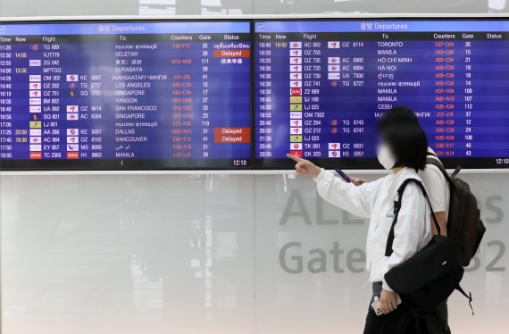 [인천공항=뉴시스] 조성우 기자 = 21일 인천공항공사에 따르면 이달 1일부터 19일까지 인천공항의 이용객 수는 76만 2895명으로 일평균 이용객은 4만 152명으로 나타났다. 이는 지난달 일평균 3만 314명과 비교해 1만 명가량이 증가한 것이다. 21일 오후 인천국제공항 제1여객터미널에서 공항 이용객들이 항공편 정보가 나오는 전광판 앞을 지나고 있다. 2022.06.21. xconfind@newsis.com