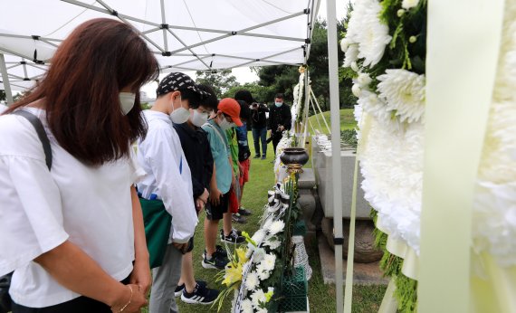 백범 김구 선생 서거 72주기인 지난해 6월 26일 오전 서울 용산구 김구 선생 묘역을 찾은 학생들이 헌화를 마친 후 묵념을 하고 있다. 사진=뉴시스