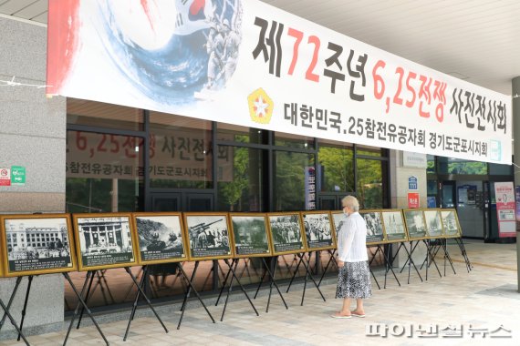 군포시 보훈회관 입구 6.25전쟁 관련 사진전. 사진제공=군포시