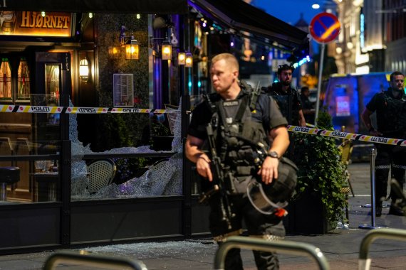 노르웨이 경찰이 25일(현지시간) 총격 테러가 벌어진 오슬로의 게이바 앞을 지키고 있다. 경찰이 '테러'로 규정한 이날 총격으로 2명이 목숨을 잃었고, 8명이 병원에 후송됐다. 로이터뉴스1