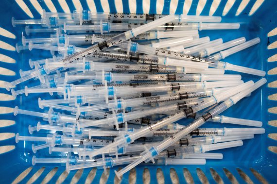 미국 펜실베이니아 한 주에 쌓여있는 코로나19 백신 주사기 /사진=로이터뉴스1