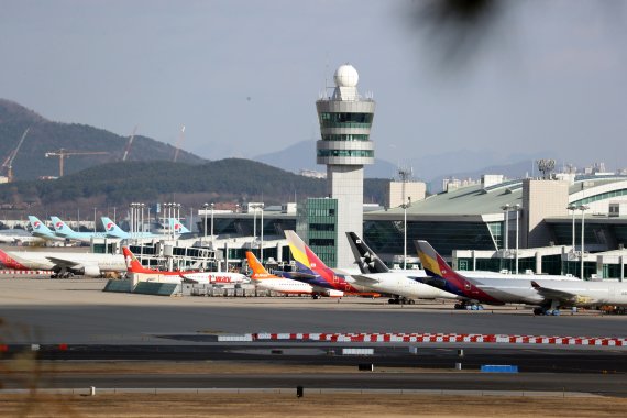 지난해 12월 인천국제공항 계류장에 항공기들이 멈춰서 있다. 2021.12.1/뉴스1 © News1 황기선 기자