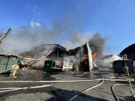 [대구=뉴시스] 이지연 기자 = 지난 2월15일 오후 2시57분 대구 달성군 하빈면 봉촌리의 한 생활폐기물 처리업체에서 원인을 알 수 없는 불이 나 소방당국이 진화 중이다. 사진은 기사와 직접적 관련 없음.(사진=대구소방안전본부 제공) 2022.02.15. photo@newsis.com