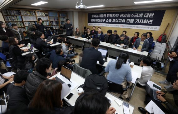 【서울=뉴시스】김선웅 기자 = 대법원이 강제징용 피해자에게 일본기업이 1억원을 배상하라고 판결을 내린 30일 오후 서울 서초구 민주사회를위한변호사모임(민변)에서 강제징용 피해자 이춘식 씨가 승소 후 소감을 말하고 있다. 2018.10.30. mangusta@newsis.com