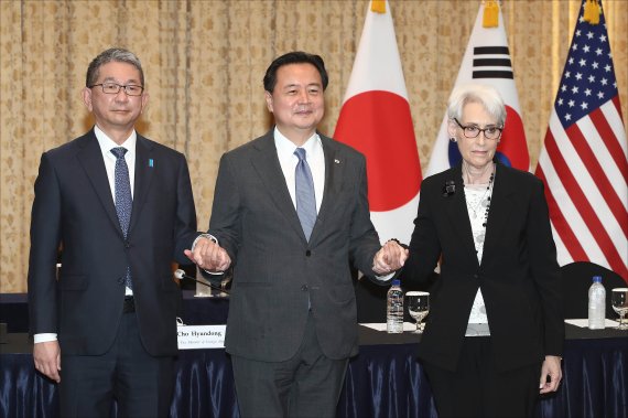 [서울=뉴시스] 배훈식 기자 = 조현동(왼쪽 두번째) 외교부 1차관과 웬디 셔먼 미국 국무부 부장관, 모리 다케오 일본 외무성 사무차관이 8일 오전 서울 종로구 외교부 청사에서 열린 제10차 한미일 외교차관 협의회에 참석해 기념촬영을 하고 있다.(공동취재사진) 2022.06.08. photo@newsis.com
