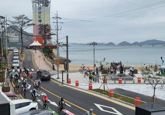 26일 전북 군산시 선유도해수욕장 모습. 휴일을 맞은 해수욕장에는 불볕더위를 식히려 몰려든 관광객들의 발길이 이어졌다. 2022.6.26/© 뉴스1 강교현기자