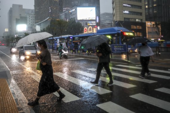 [서울=뉴시스] 정병혁 기자 = 전국적으로 장맛비가 내리고 있는 지난 23일 오후 서울 종로구 광화문광장 인근에서 쏟아지는 폭우에 시민들이 우산을 쓴 채 이동하고 있다. 2022.06.23. jhope@newsis.com