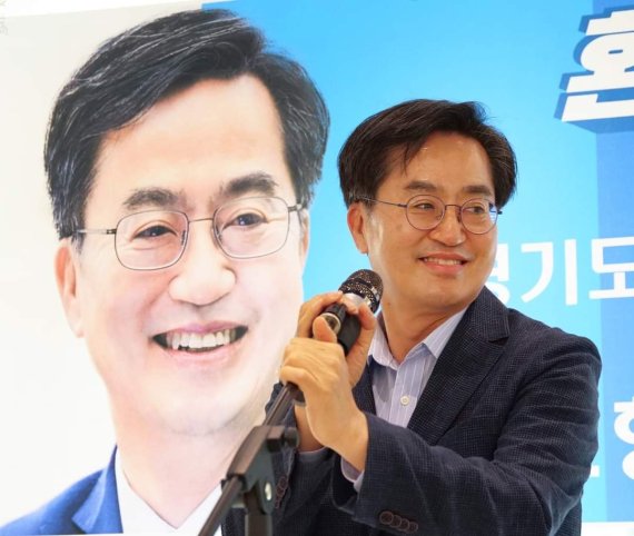 김동연 경기도지사 당선인이 지난 18일 자신의 고향인 충북 음성, 진천 지역을 방문한 모습 경기도지사직인수위원회 제공