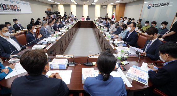 지난 21일 오후 세종시 정부세종청사 최저임금위원회 회의실에서 5차 전원회의가 열리고 있다. 사진=뉴시스