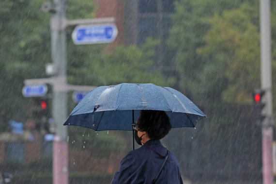 전국적으로 장마가 시작된 23일 서울 종로1가 사거리에서 시민들이 우산을 쓴 채 횡단보고 신호를 기다리고 있다. 2022.6.23/뉴스1 © News1 조태형 기자