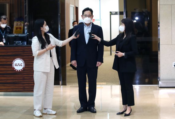 이재용 삼성전자 부회장이 18일 서울김포비즈니스항공센터(SGBAC)에서 유럽 출장을 마치고 귀국하며 취재진의 질문에 답하고 있다. 이 부회장은 독일, 네덜란드, 프랑스 등을 돌며 반도체 장비와 전기차용 배터리, 5세대(5G) 이동통신 등에 특화된 전략적 파트너들과 만나 협력 강화 방안을 논의한 것으로 전해졌다. 2022.6.18/뉴스1 © News1 임세영 기자