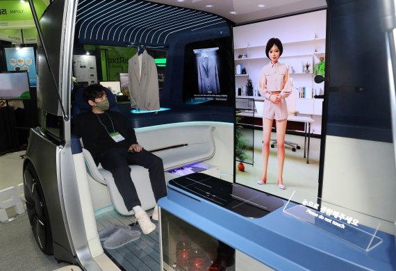 16일 서울 강남구 코엑스에서 열린 '넥스트라이즈 2022'에서 LG전자가 자율주행차 모델 '옴니팟' 업무용 개인비서 서비스를 선보이고 있다. 310여개 혁신 스타트업 업체가 참여하는 이번 전시회는 17일까지 계속된다. 2022.6.16/뉴스1 © News1 박세연 기자