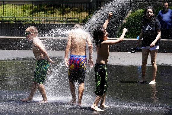 [시카고=AP/뉴시스] 22일(현지시간) 미 일리노이주 시카고에 무더위가 시작되면서 밀레니엄 공원의 크라운 분수에서 어린이들이 물을 맞으며 놀고 있다. 2022.06.23.