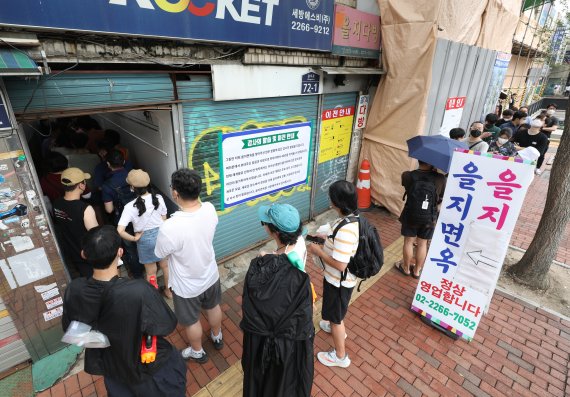 25일 오후 서울 중구 을지면옥에서 시민들이 영업 종료 전 평양냉면을 먹기 위해 줄을 서 있다. 37년간 서울 을지로에서 영업해온 평양냉면 노포(老鋪) 을지면옥이 이날 문을 닫는다. 2022.6.25/뉴스1 © News1 신웅수 기자