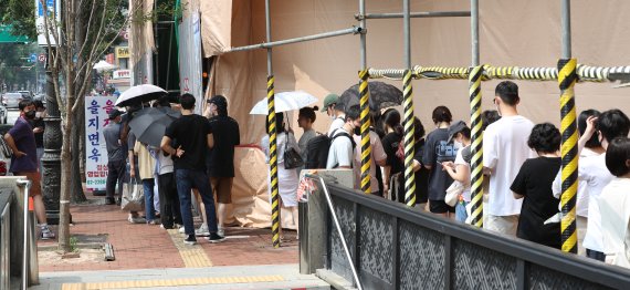 25일 오후 서울 중구 을지면옥에서 시민들이 영업 종료 전 평양냉면을 먹기 위해 줄을 서 있다. 2022.6.25/뉴스1 © News1 신웅수 기자