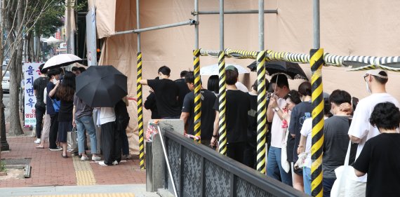 25일 오후 서울 중구 을지면옥에서 시민들이 영업 종료 전 평양냉면을 먹기 위해 줄을 서 있다. 2022.6.25/뉴스1 © News1 신웅수 기자