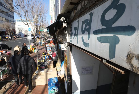 17일 서울 중구 '을지면옥' 앞으로 시민들이 드나들고 있다. 서울시가 10여년 전부터 추진된 '세운재정비촉진계획'에 따라 공구거리를 포함한 서울 청계천과 을지로 일대 상가 철거가 본격화하면서 을지면옥, 을지다방, 양미옥 등 일명 '노포'들이 철거 위기에 놓여 논란이 일고 있다. 이에 박원순 시장은 신년 기자간담회에서 보존되는 방향으로 재설계를 하도록 요청하겠다고 밝혔다. 2019.1.17/뉴스1 © News1 박세연 기자