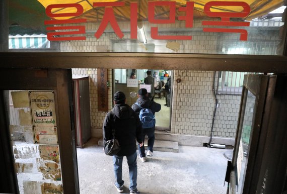 17일 서울 중구 '을지면옥'으로 시민들이 들어서고 있다. 서울시가 10여년 전부터 추진된 '세운재정비촉진계획'에 따라 공구거리를 포함한 서울 청계천과 을지로 일대 상가 철거가 본격화하면서 을지면옥, 을지다방, 양미옥 등 일명 '노포'들이 철거 위기에 놓여 논란이 일고 있다. 이에 박원순 시장은 신년 기자간담회에서 보존되는 방향으로 재설계를 하도록 요청하겠다고 밝혔다. 2019.1.17/뉴스1 © News1 박세연 기자