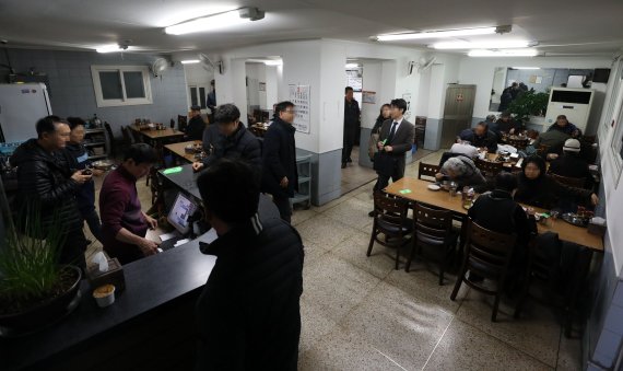 17일 서울 중구 '을지면옥'을 찾은 시민들이 평양냉면을 먹고 있다. 서울시가 10여년 전부터 추진된 '세운재정비촉진계획'에 따라 공구거리를 포함한 서울 청계천과 을지로 일대 상가 철거가 본격화하면서 을지면옥, 을지다방, 양미옥 등 일명 '노포'들이 철거 위기에 놓여 논란이 일고 있다. 이에 박원순 시장은 신년 기자간담회에서 보존되는 방향으로 재설계를 하도록 요청하겠다고 밝혔다. 2019.1.17/뉴스1 © News1 박세연 기자