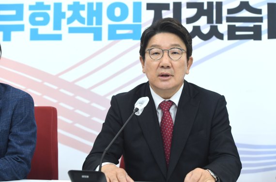 [서울=뉴시스] 김선웅 기자 = 권성동 국민의힘 원내대표가 24일 오전 서울 여의도 국회에서 열린 '해수부 공무원 피격사건 진상조사 TF' 유족 초청 간담회에서 모두발언을 하고 있다. (공동취재사진) 2022.06.24. photo@newsis.com /사진=뉴시스