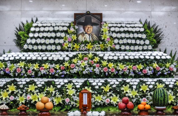 [서울=뉴시스] 정병혁 기자 = 민족사관고등학교의 설립자 최명재 전 파스퇴르유업 회장이 별세한 26일 오후 서울 송파구 서울아산병원 장례식장에 빈소가 마련되어 있다. 장례는 26일 서울아산병원에서 학교장으로 치러지고, 영결식은 28일 오전 9시 민족사관고등학교에서 거행된다. 2022.06.26. jhope@newsis.com
