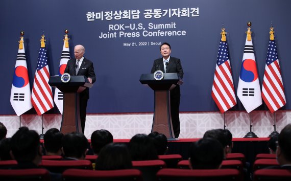 [서울=뉴시스] 홍효식 기자 = 윤석열 대통령과 조 바이든 미국 대통령이 21일 오후 서울 용산 대통령실 청사 대강당에서 한미정상회담 공동기자회견을 하고 있다. 2022.05.21. yesphoto@newsis.com