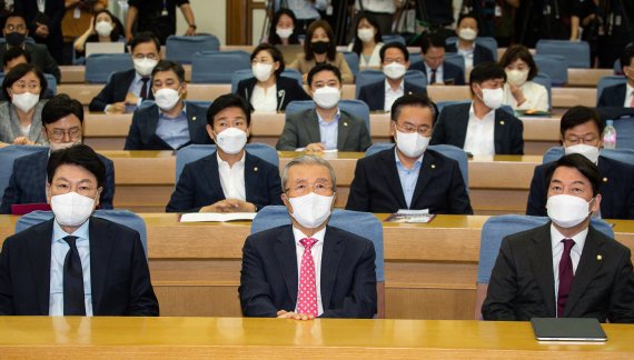 장제원 국민의힘 의원(왼쪽부터), 김종인 전 비상대책위원장, 안철수 의원을 비롯한 참석자들이 27일 서울 여의도 국회 의원회관에서 열린 '대한민국 미래혁신포럼'에 참석해 자리하고 있다. 2022.6.27/뉴스1 © News1 유승관 기자