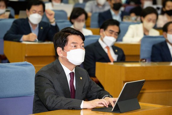 안철수 국민의힘 의원이 27일 서울 여의도 국회 의원회관에서 열린 '대한민국 미래혁신포럼'에서 김종인 전 비상대책위원장의 '대한민국 혁신의 길을 묻다' 강연을 경청하며 태블릿PC로 메모하고 있다. 2022.6.27/뉴스1 © News1 유승관 기자