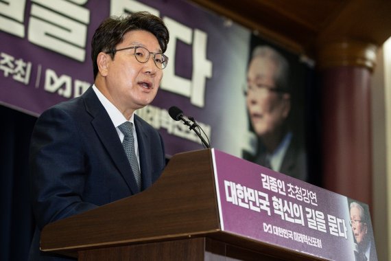 권성동 국민의힘 원내대표가 27일 서울 여의도 국회 의원회관에서 열린 '대한민국 미래혁신포럼'에서 축사를 하고 있다. 2022.6.27/뉴스1 © News1 유승관 기자