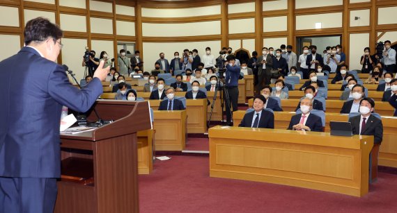 김종인 전 국민의힘 비상대책위원장이 27일 오전 서울 여의도 국회에서 열린 ‘대한민국 미래혁신포럼’에서 권성동 원내대표의 축사를 듣고 있다. (공동취재) 2022.6.27/뉴스1 © News1 이재명 기자