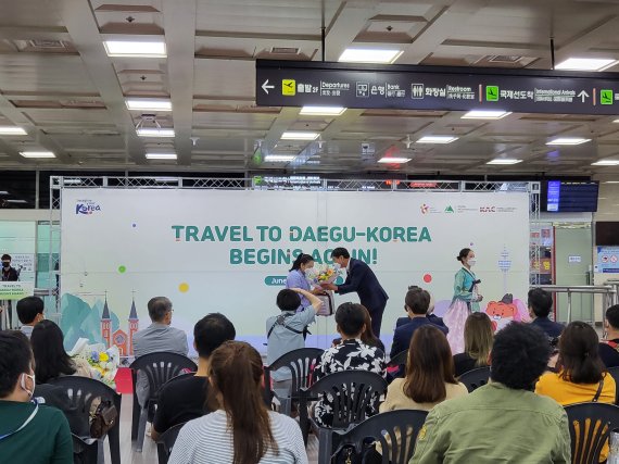 대구시와 한국공항공사 대구공항, 한국관광공사 대구경북지사가 2020년 2월 마지막 방콕노선 운항종료 이후 약 900일 만에 27일 오전 입국한 방콕 단체여행객에 대해 환영행사를 개최했다. 사진=한국공항공사 대구공항 제공