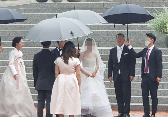 [서울=뉴시스] 정윤아 기자 = 정의선 현대차그룹 회장과 아내 지선씨를 비롯한 가족들이 27일 오후 서울 중구 정동제일교회에서 열린 장녀 진희 씨의 결혼식에 참석하고 있다. 2022.06.27. yoona@newsis.com