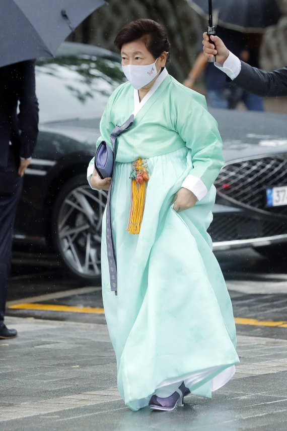 [서울=뉴시스] 최동준 기자 = 현정은 현대그룹 회장이 27일 서울 중구 정동제일교회에서 열린 정의선 현대차그룹 회장 장녀 진희 씨의 결혼식에 참석하고 있다. 2022.06.27. photocdj@newsis.com