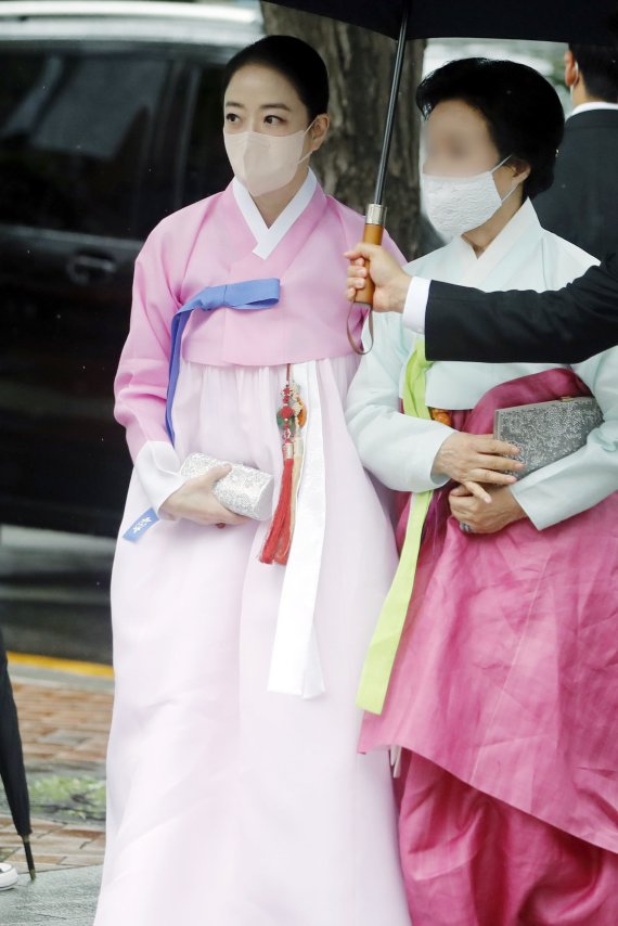 [서울=뉴시스] 최동준 기자 = 노현정 전 아나운서가 27일 서울 중구 정동제일교회에서 열린 정의선 현대차그룹 회장 장녀 진희 씨의 결혼식에 참석하고 있다. 2022.06.27. photocdj@newsis.com