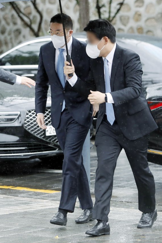 [서울=뉴시스] 최동준 기자 = 구광모 LG 회장이 27일 서울 중구 정동제일교회에서 열린 정의선 현대차그룹 회장 장녀 진희 씨의 결혼식에 참석하고 있다. 2022.06.27. photocdj@newsis.com