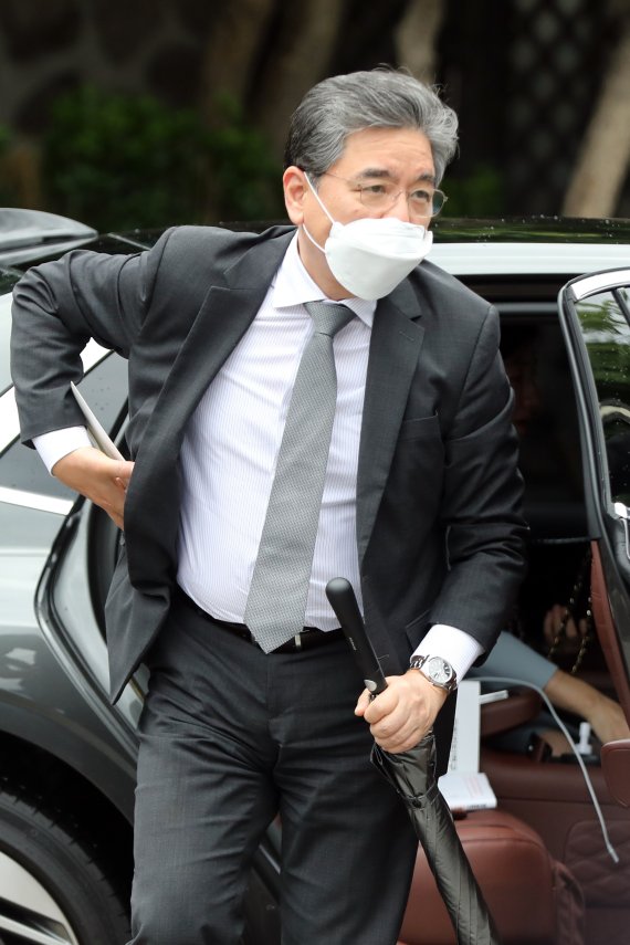 장재훈 현대자동차 사장이 27일 오후 서울 중구 정동제일교회에서 열린 정의선 현대자동차그룹 회장 장녀 진희씨 결혼식에 참석하고 있다. 2022.6.27/뉴스1 © News1 황기선 기자