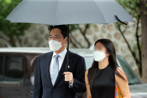 이재용 삼성전자 부회장이 27일 오후 서울 중구 정동제일교회에서 열린 정의선 현대자동차그룹 회장 장녀 진희씨 결혼식에 딸과 함께 참석하고 있다. 2022.6.27/뉴스1 © News1 황기선 기자