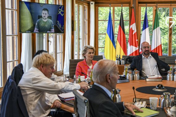 27일(현지시간) 독일 바이에른주 엘마우성에서 주요7개국(G7) 정상들과 볼로디미르 젤렌스키 우크라이나 대통령이 화상으로 회의하고 있다.AP뉴시스