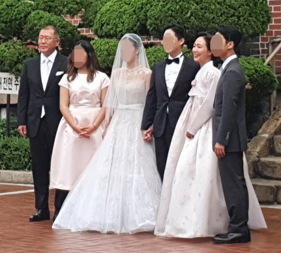 27일 정의선 현대차그룹 회장(왼쪽 첫번째)과 아내 정지선씨(오른쪽 두번째)를 비롯한 가족들이 서울 중구 정동제일교회에서 열린 장녀 진희 씨의 결혼식에 참석해 기념촬영을 하고 있다
