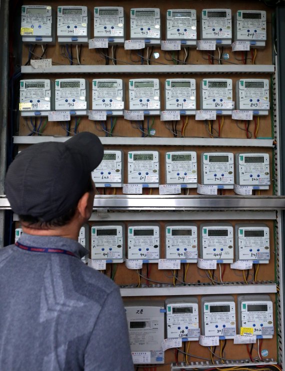 3·4분기 전기요금 연료비 조정단가가 27일 kwh당 5원으로 확정 발표된 가운데 서울 시내 한 오피스텔에서 시민이 전기계량기를 살펴보고 있다. 뉴시스